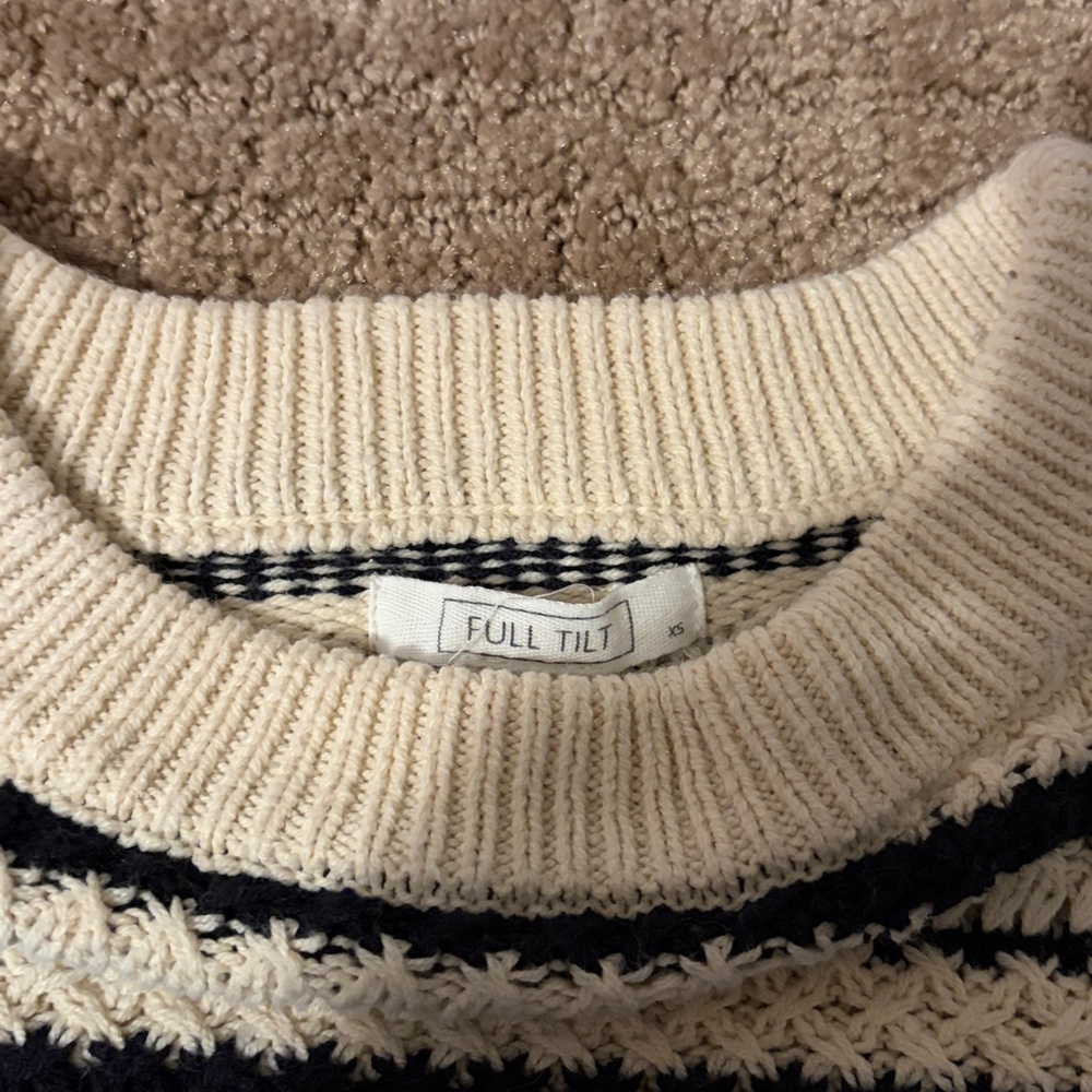 Tilly’s Full Tilt Sweater - Picture 2 of 3